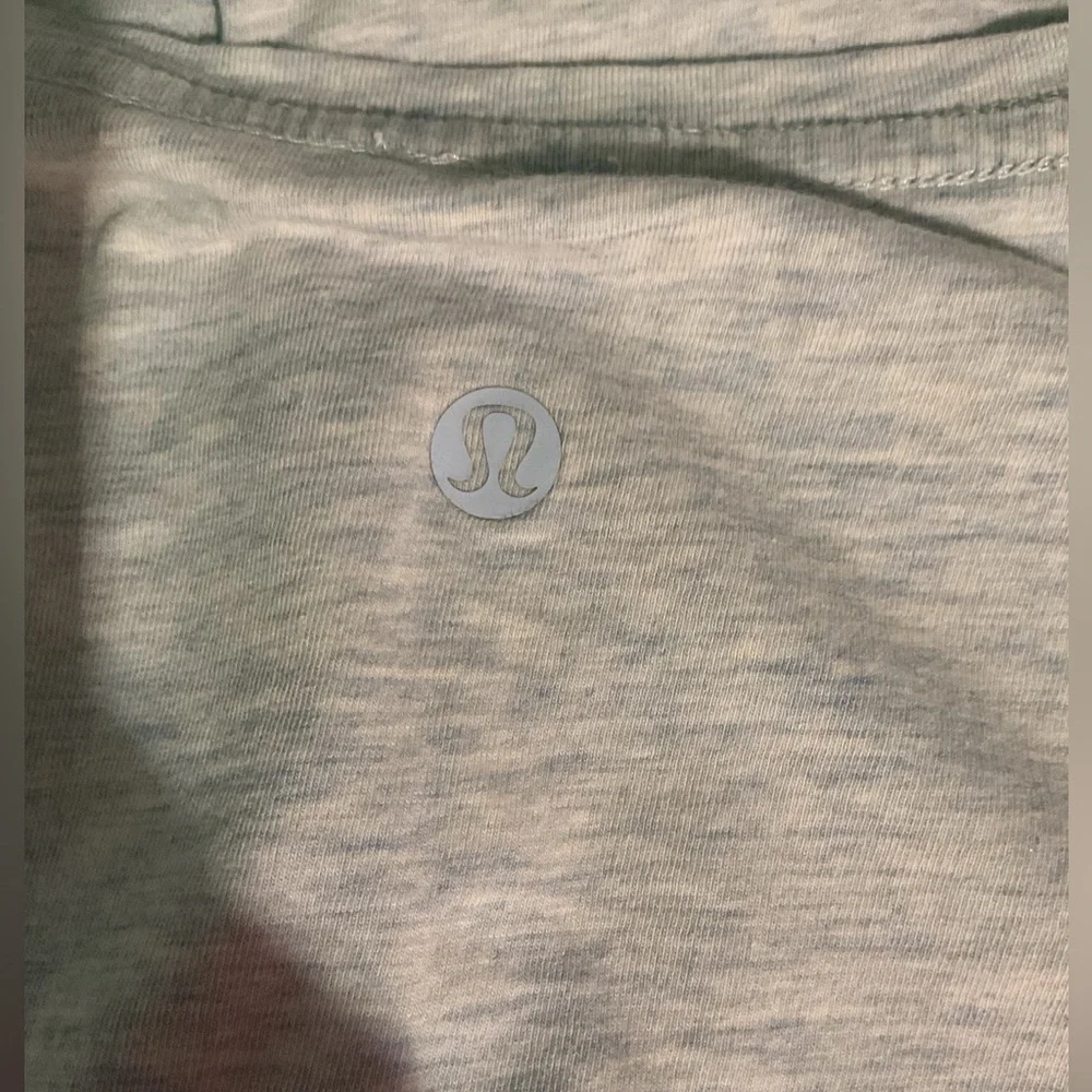 🍋 Lululemon Light Blue V-Neck Women's T Shirt - Picture 3 of 8